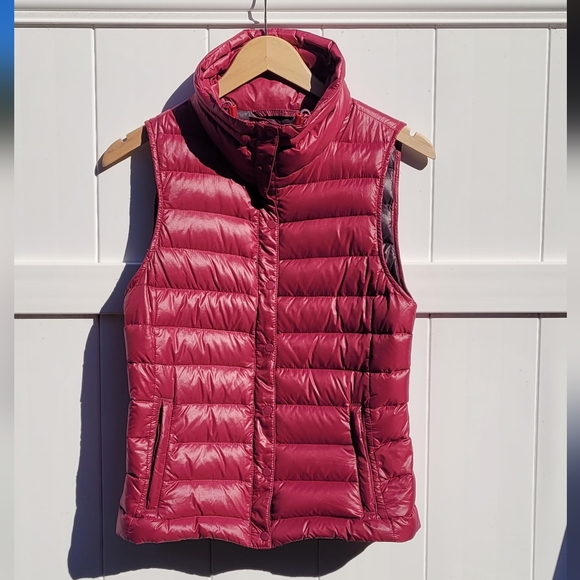 GAP Women's Raspberry Quilted Vest - Picture 6 of 7